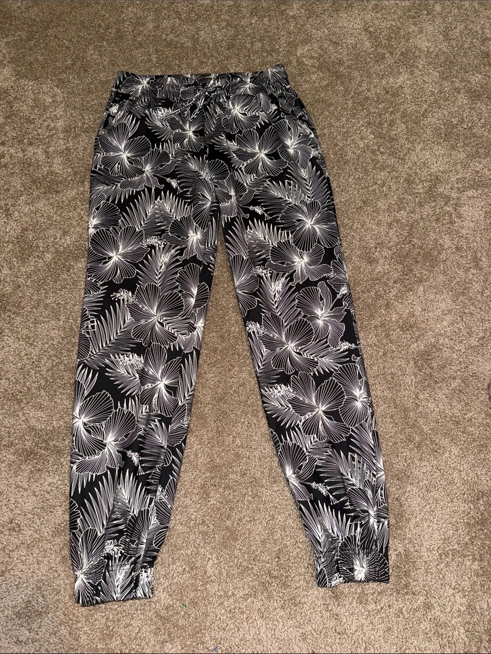 Rachel Zoe Black & White Floral Boho Drawstring Joggers - small